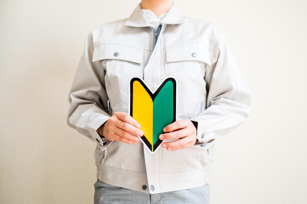 初心者マークを持つ人